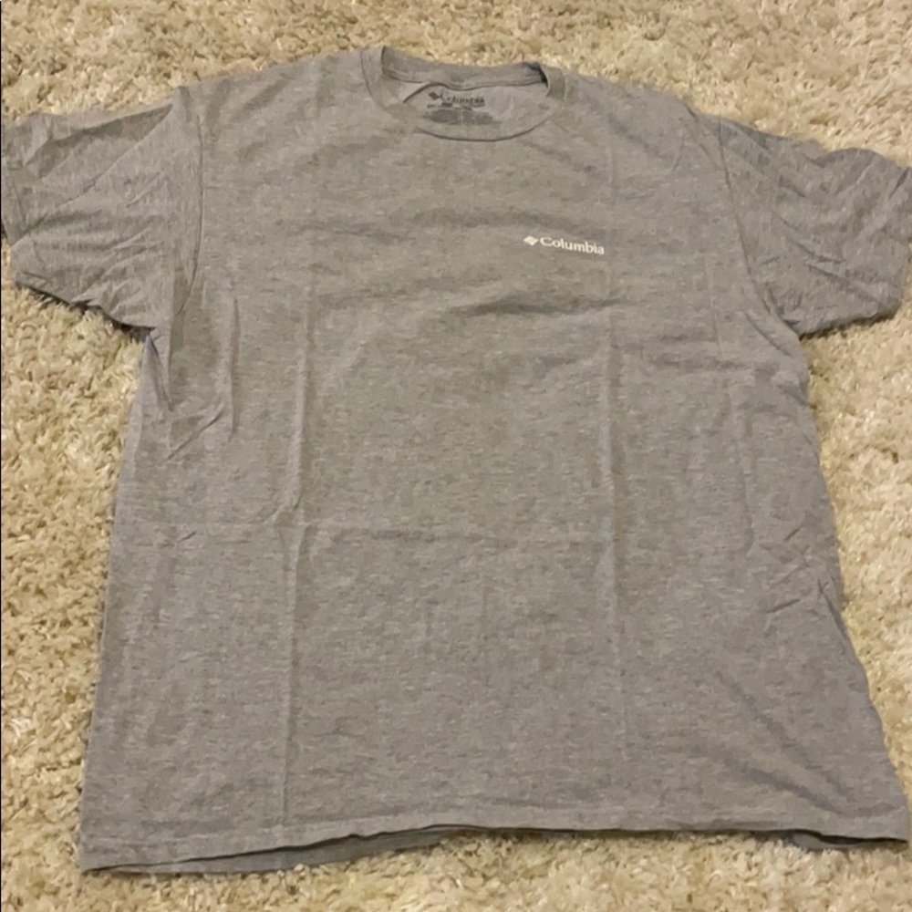 Men’s gray Columbia shirt.